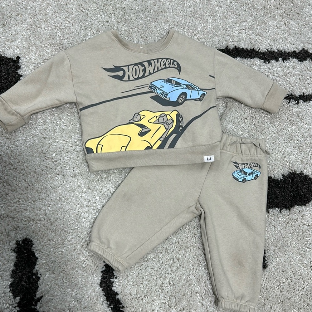 Gap infant sweatsuit